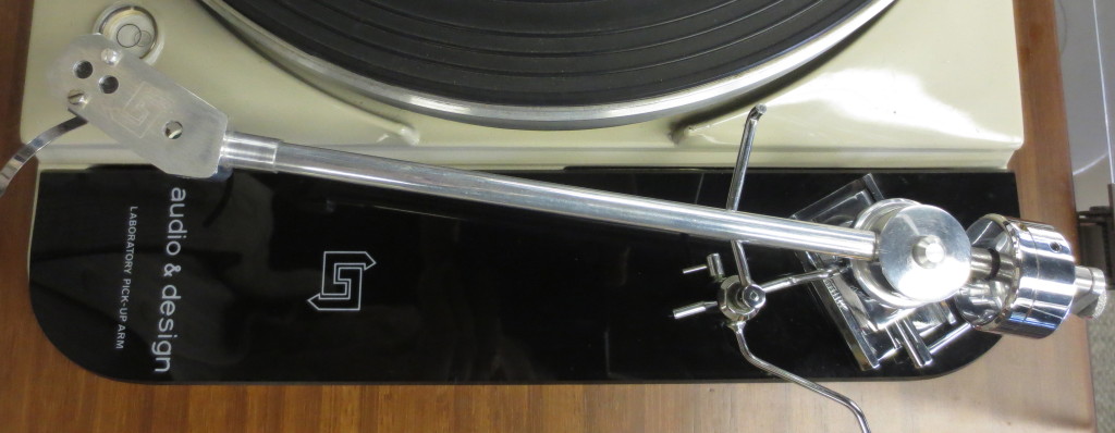 An exceedingly rare unipivot arm, complete with dedicated Thorens armboard. The signal is conducted through the arm pillar using four small wells of mercury: excellent and highly innovative engineering, but we don't think it will be produced again....Ah, the '60s.....